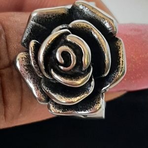 Rose shaped cocktail ring, size 9. Thick band